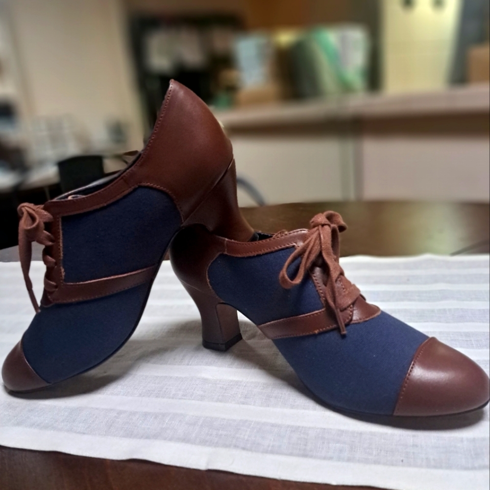 American Duchess (discont'd Royal Vintage) 7.5, navy/brown